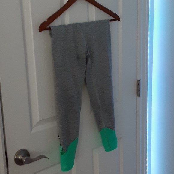 Cropped leggings with leg cutouts. - Picture 1 of 3